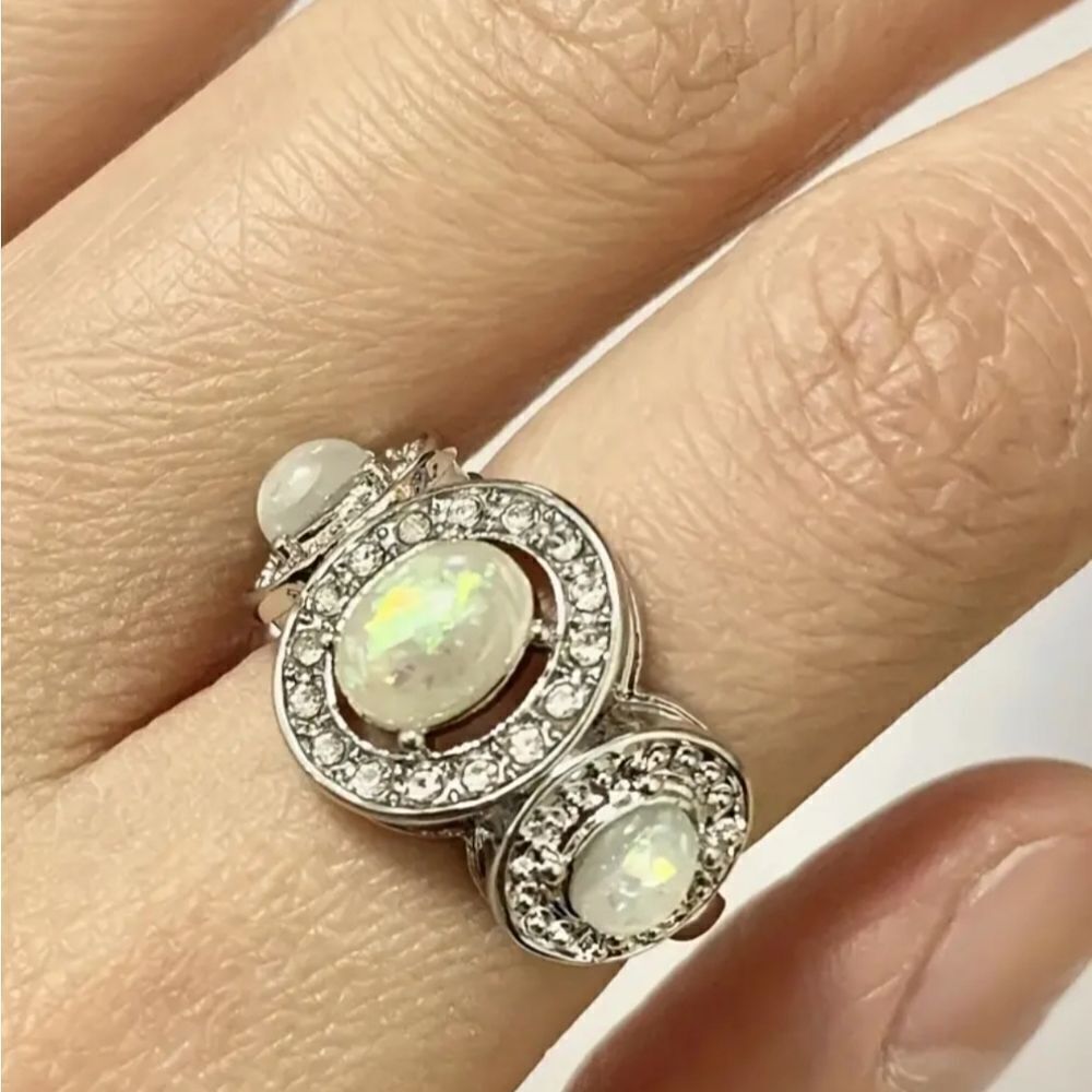 Ladies Vintage 3 Moonstone Ring Size 8
